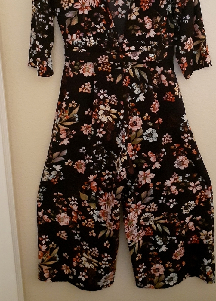 SUPER CUTE! FLORAL JUMPSUIT ๐พ๐บ - Picture 7 of 8